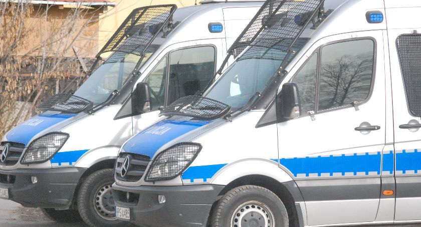 Śmierć za zamkniętymi drzwiami. Strażacy oraz policjanci na miejscu tragedii
