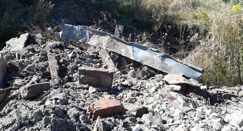  Po kontroli WIOŚ na miejskiej działce przy ul. Bugaj. Co się kryje pod zdrową i soczystą zielenią?