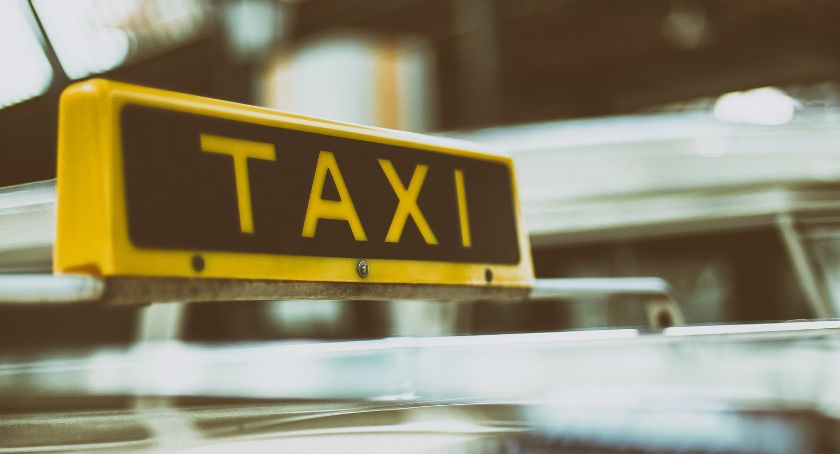 Taksówki dowożą zakupy seniorom