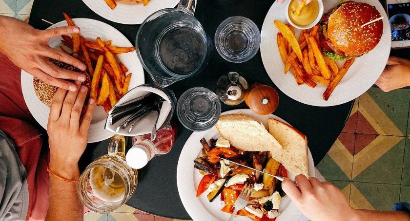 Nie wiesz co zjeść na obiad? Sprawdź tu! Przy okazji pomożesz naszym restauratorom