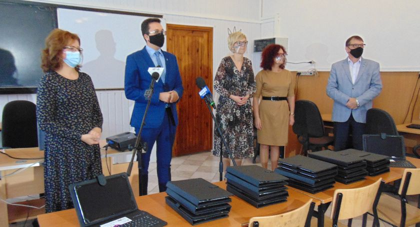 Już niebawem otrzymają tablety z dostępem do internetu do zdalnej nauki