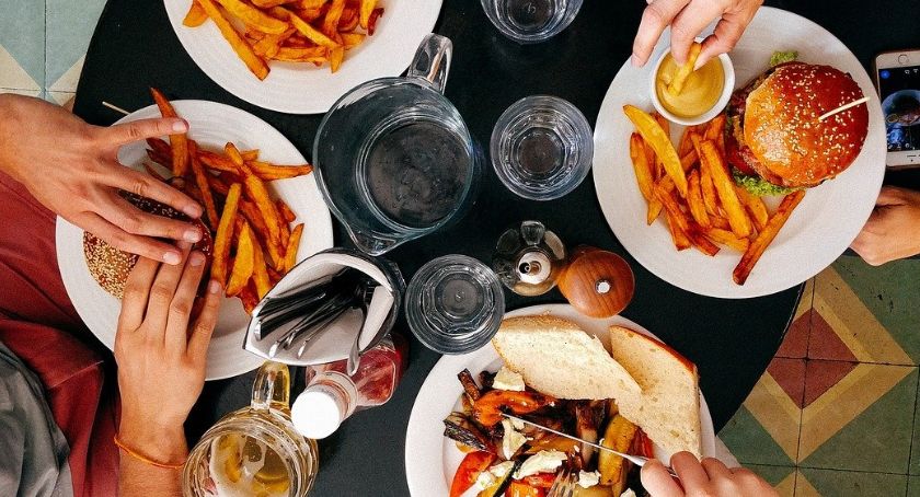Niedzielny obiad to problem? Już nie. Zobacz ofertę 17 restauracji, pizzerii, barów, burgerowni z powiatu starachowickiego