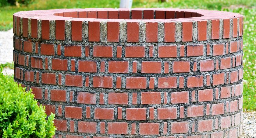 Pawłów. Kto zrobił sąsiadowi na złość? Studnia do oczyszczenia 
