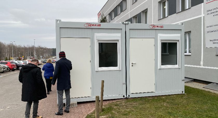 Kontenery pod szpitalem