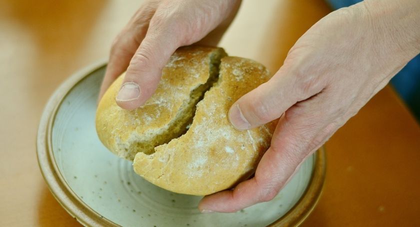 Po pieczywo sięgaj tylko w rękawiczkach