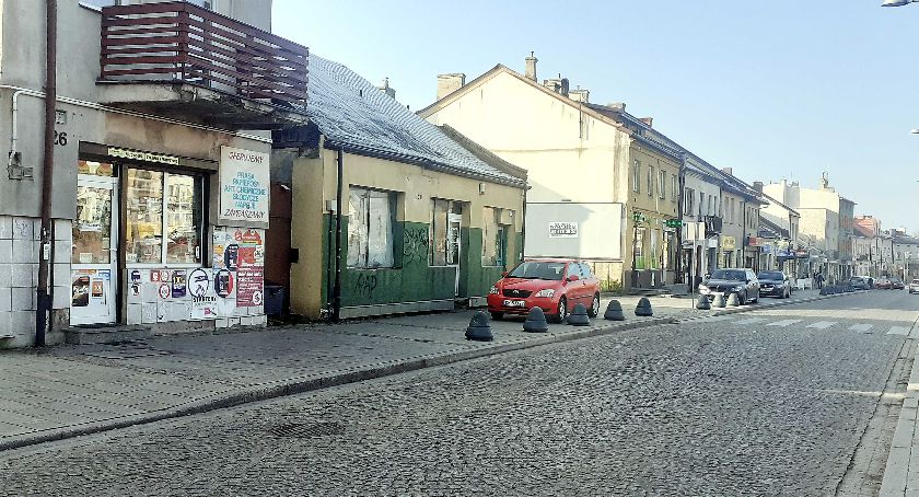 Przedsiębiorcy z rynku chcą zmiany terminu wymiany szyldów na nowe