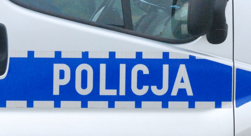 To był niebezpieczny manewr. Kierująca już z mandatem od policjantów