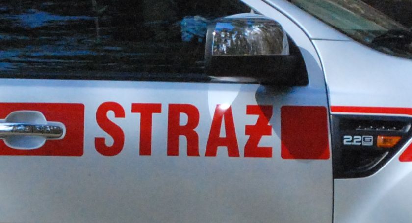 Zadymienie w mieszkaniu, a kobieta na balkonie. Szybka akcja na ul. Sportowej w Starachowicach 