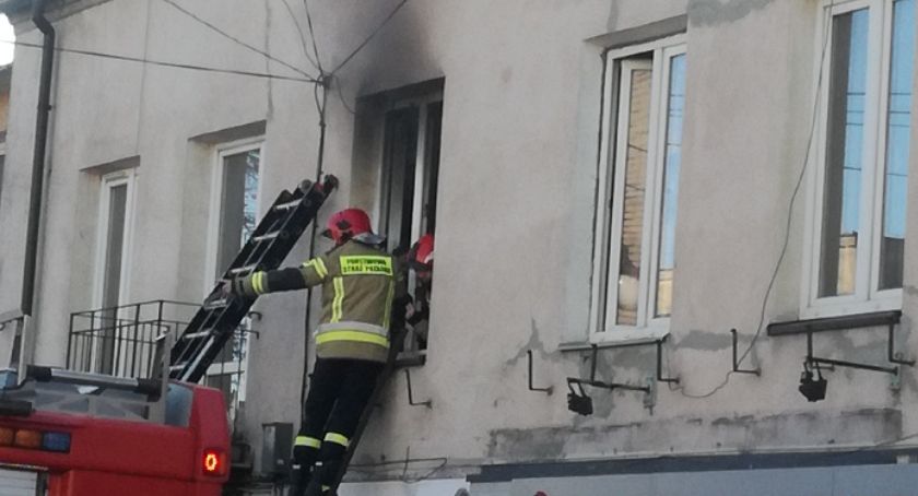 Poszkodowana 65-latka po pożarze w mieszkaniu. Co było przyczyną? [ZDJĘCIA]