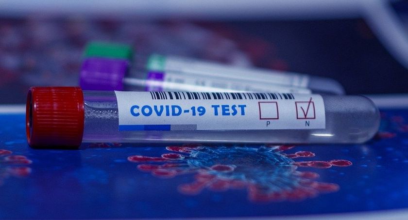 Dwa śmiertelne przypadki związane z koronawirusem. Po weekendzie kolejny wzrost