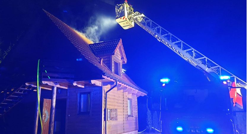 Nocny pożar w Świętej Katarzynie. Płomienie zauważono na poddaszu
