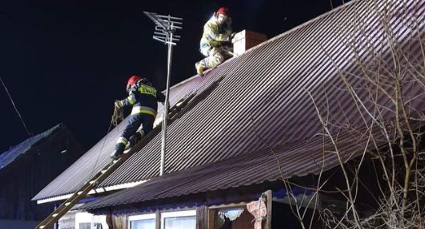 Sadze zapaliły się w kominie. Wieczorna akcja z udziałem zawodowych strażków i ochotników 