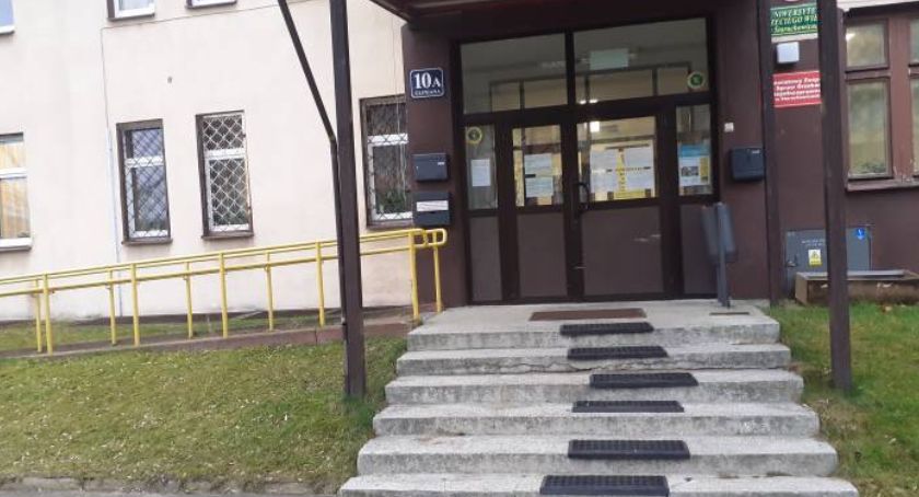 Barierka niezbędna przy dawnym III LO w Starachowicach