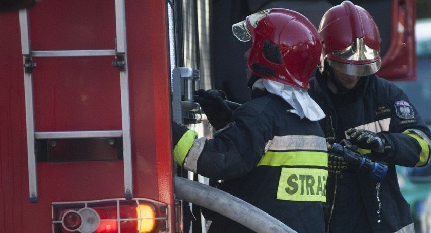 Renault Clio w ogniu. Strażacy opanowali zagrożenie