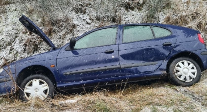 Opady śniegu, auto w rowie, a pasażerka w szpitalu. Pechowy początek tygodnia