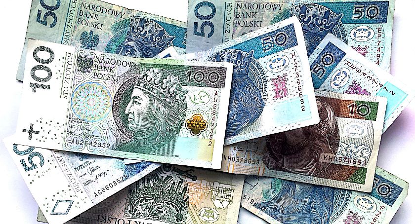 Kolejne zwolnienia i postojowe z ZUS