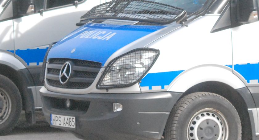 Potrącił na oznakowanym przejściu dla pieszych. Teraz szuka go policjanci