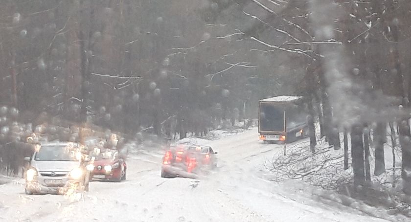 Ekstremalne warunki na drogach. Tiry blokują przejazd [ZDJĘCIA]