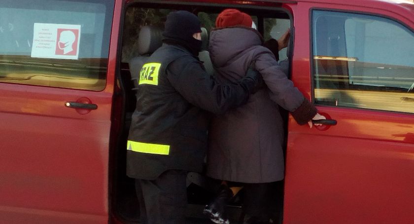 Nie możesz dotrzeć do punktu szczepień o własnych siłach? Pomogą w tym strażacy