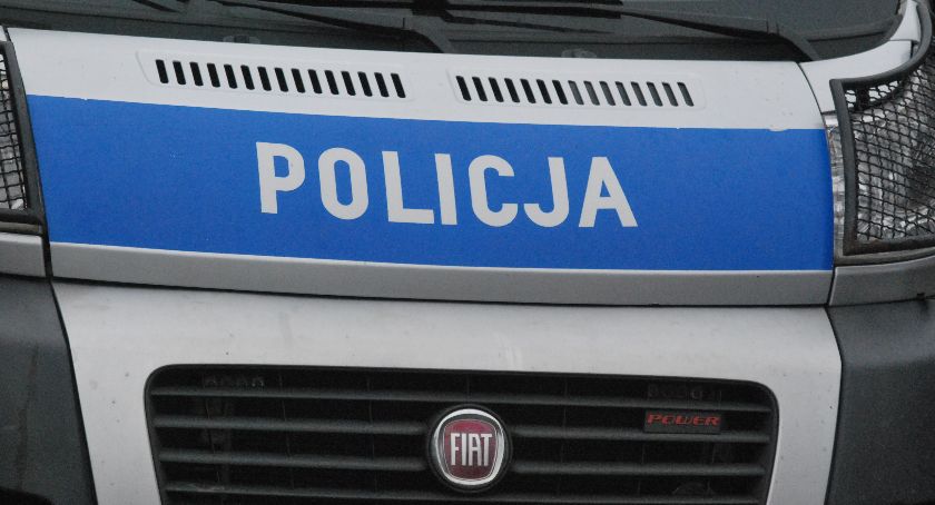 Samochód na światłach awaryjnych. Policjantom tłumaczył, że zabrakło mu paliwa