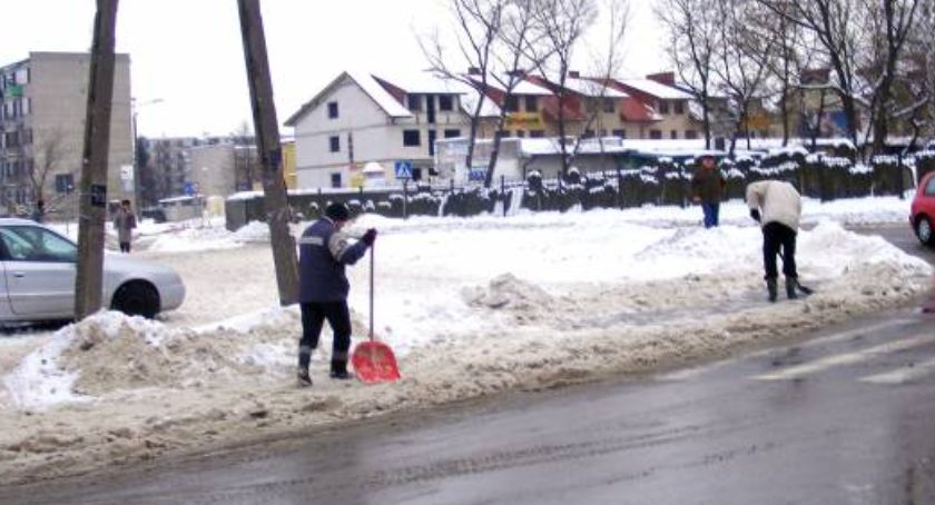 Bezdomni w Starachowicach na drodze
