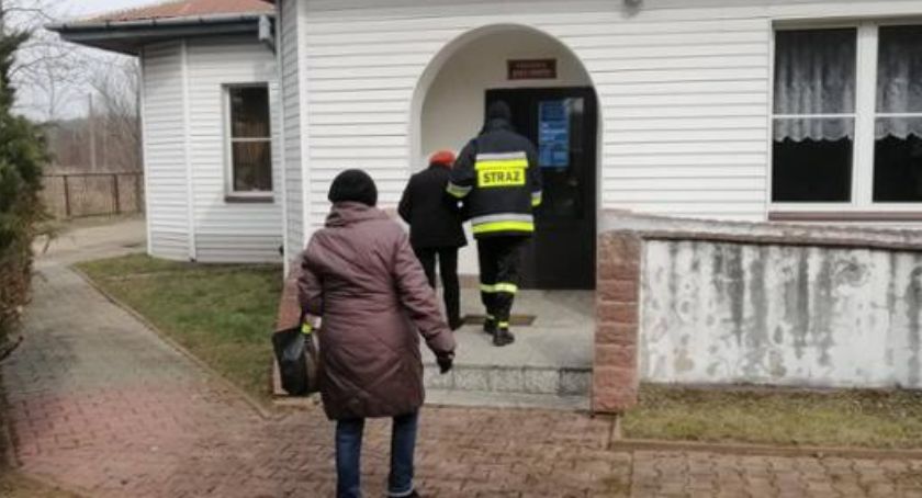 Strażacy z OSP Krynki pomagają potrzebującym. Kto nie mógł dojechać do ośrodka zdrowia?