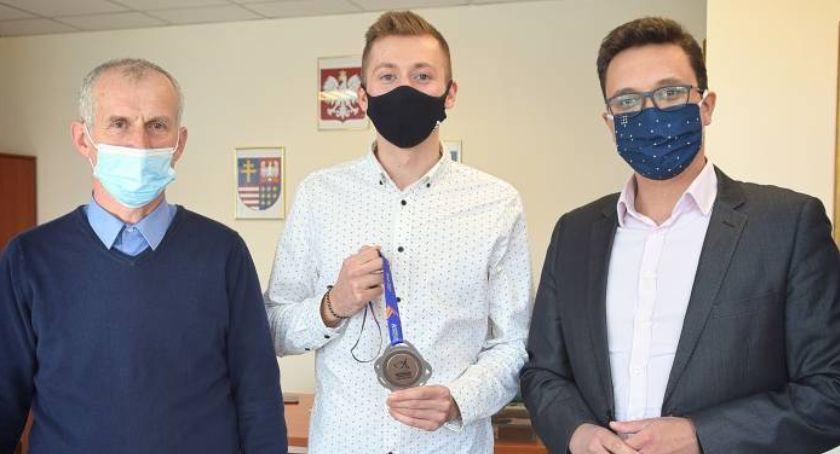 Mateusz Borkowski, wicemistrz Europy w odwiedzinach u starosty starachowickiego i wójta gminy Brody 