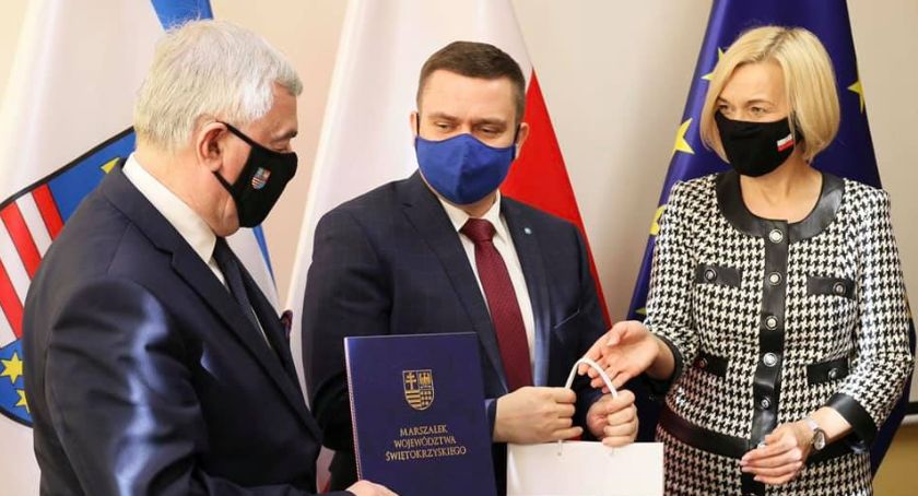 Pulsoksymetry na pomoc dla osób starszych w walce z koronawirusem