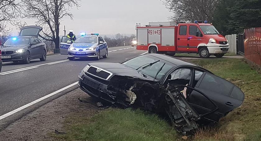 Wypadek na odcinku drogi krajowej nr 42. Są poszkodowani 