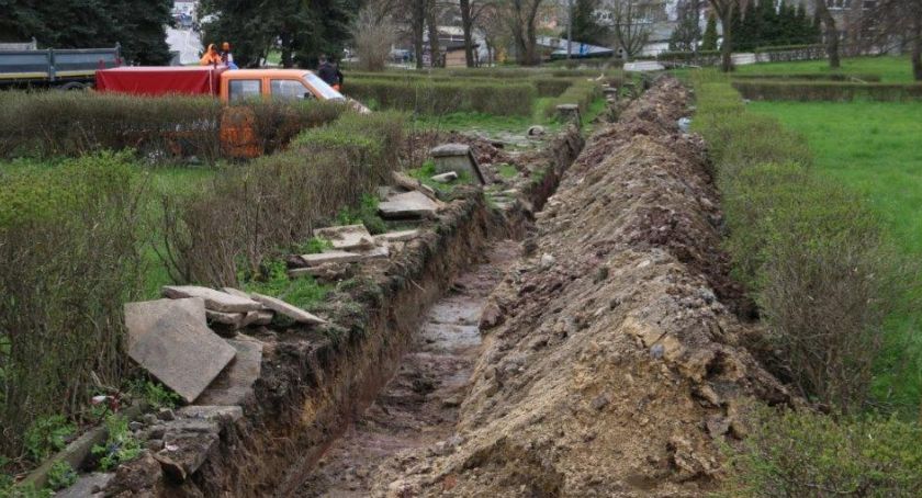 Starachowice. Parkowe ogrody przekopane
