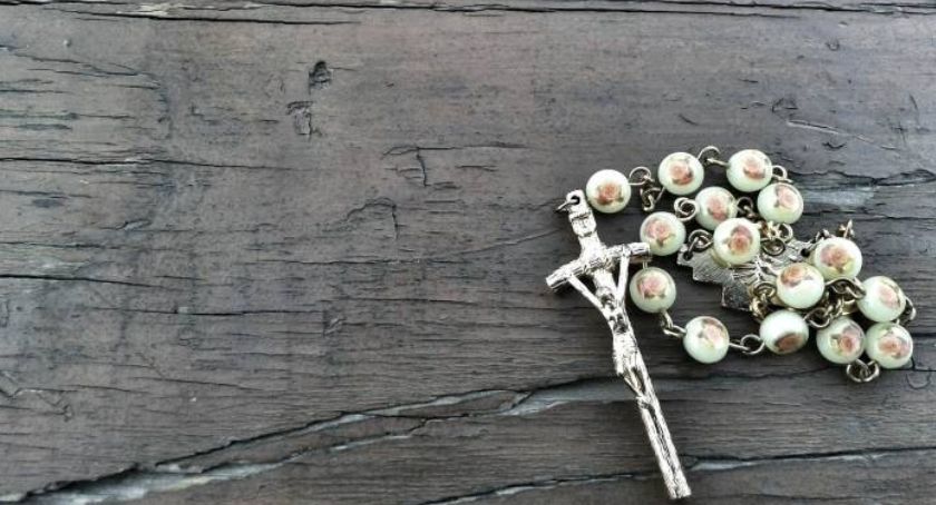 Pan Jezus w kontenerze, czyli dlaczego nie wyrzucamy poświęconych rzeczy