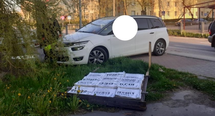 W czwartkowe, deszczowe popołudnie. Kierowca citroena z mandatem