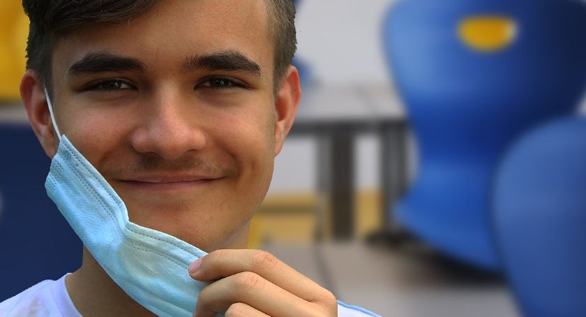 Luzowanie obostrzeń. Czy wracamy do normalności?