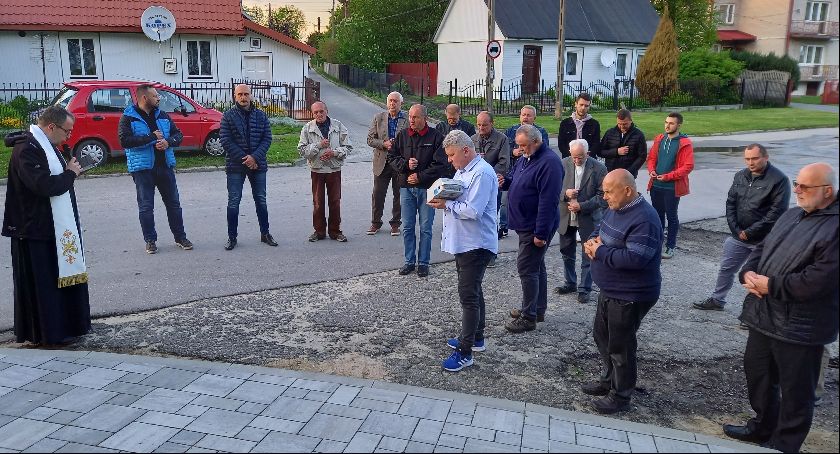 Mężczyźni z różańcami na ulicach Starachowic (filmy)