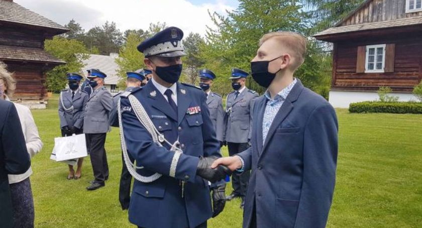 Kacper zna się na historii policji