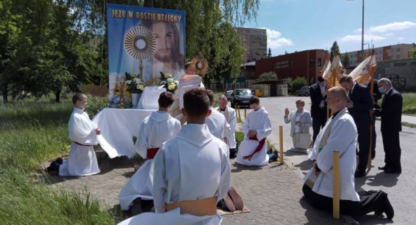 Procesja Bożego Ciała na ulicach Starachowic. I wokół kościoła...