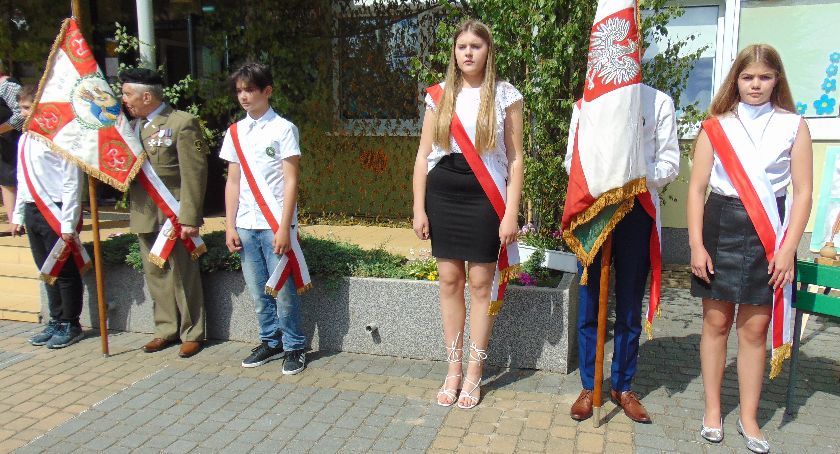 Gm. Wąchock. 30-lecie nadania szkole imienia i wręczenie sztandaru