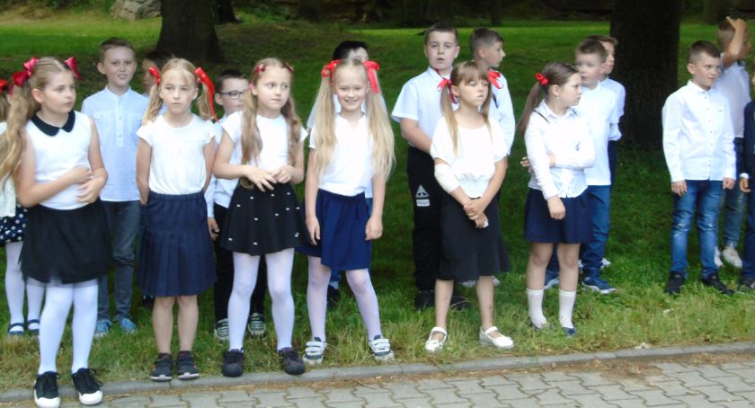 Przy starachowickiej ławeczce Halnego rozbrzmiewały patriotyczne pieśni