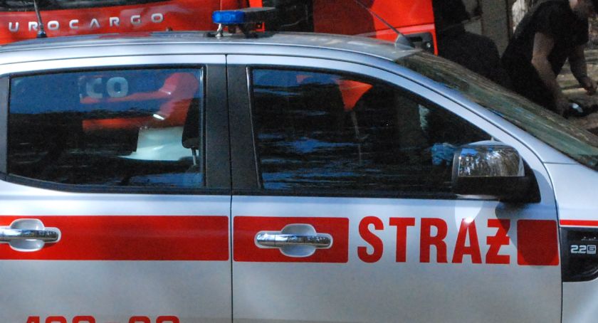 Pożar w południowej części Starachowic. Zagrożony budynek i samochody