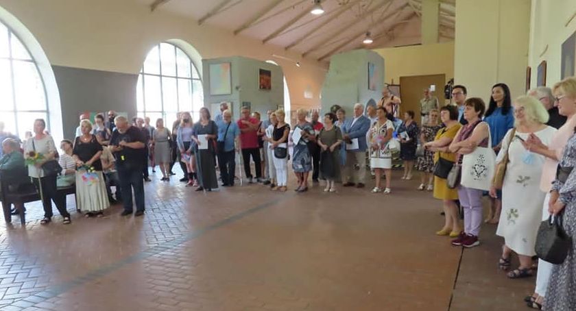 Dorobek 45 lat pracy Janusza Skowrona pokazało starachowickie Muzeum
