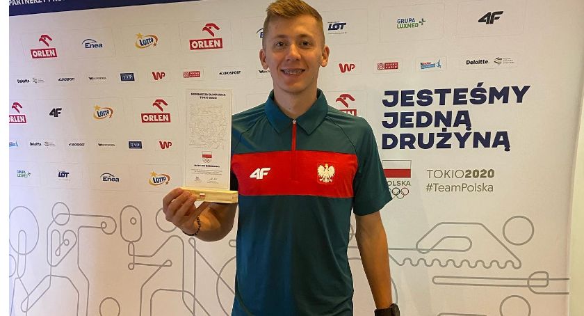 Nasz olimpijczyk złożył ślubowanie. Matusz Borkowski w samolocie do Tokio