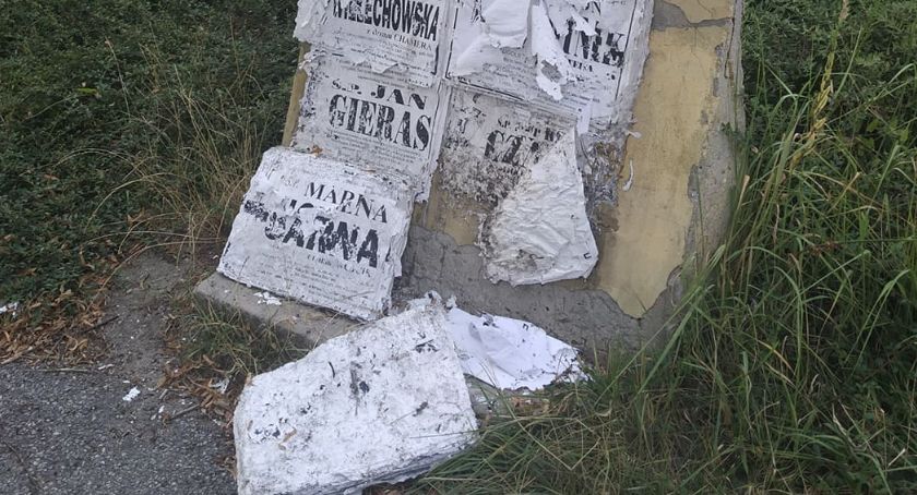 Nekrologi leżą na ziemi