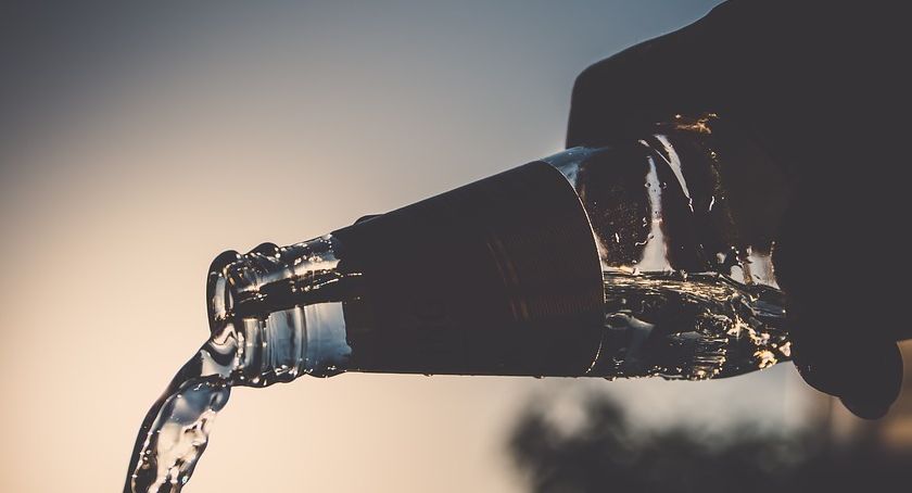 Wódeczka leje się strumieniami, czyli... Alkoholowo-seksualne ekscesy przed blokiem