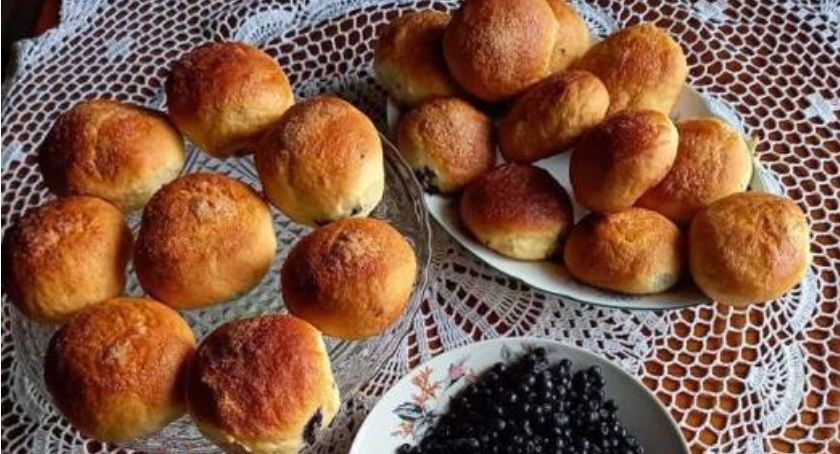 Kulinaria na lato. Pyszne jagodzianki i różane rozetki