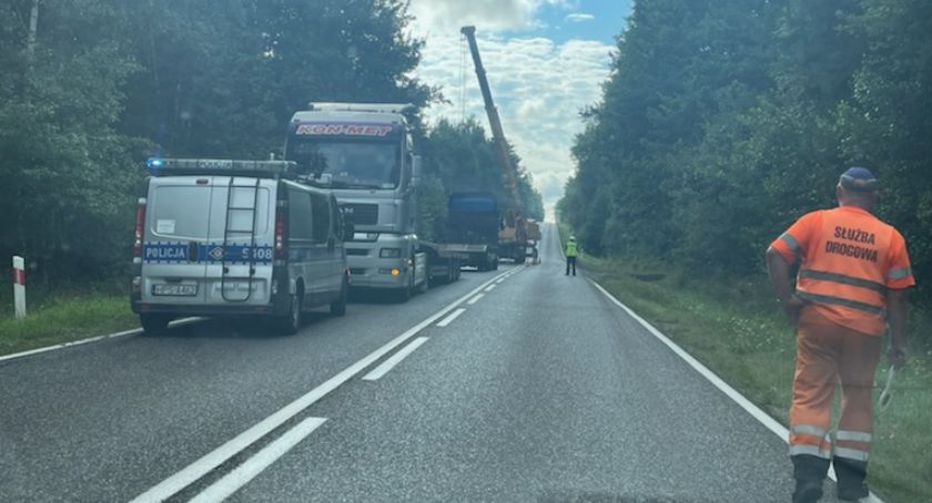 Ciągnik siodłowy w przydrożnym rowie. W Brodach o przejazd nie było łatwo