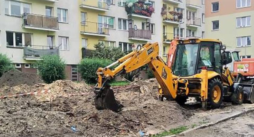Zamiast placu zabaw... parking!