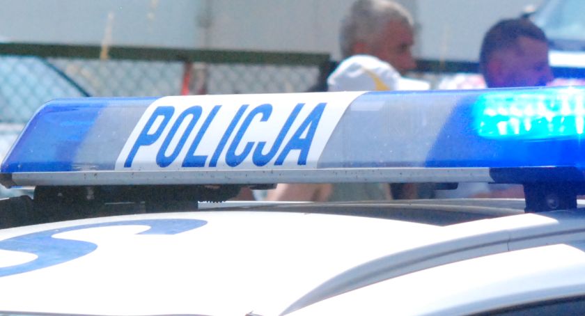  Kraksa na leśnym odcinku drogi. Na miejscu zdarzenia policjanci i strażacy