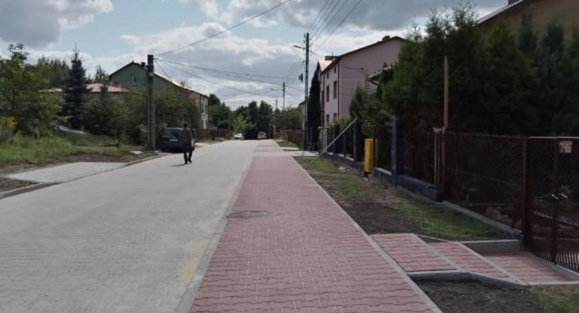 Starachowice. Kolejna gruntówka wyłożona kostką