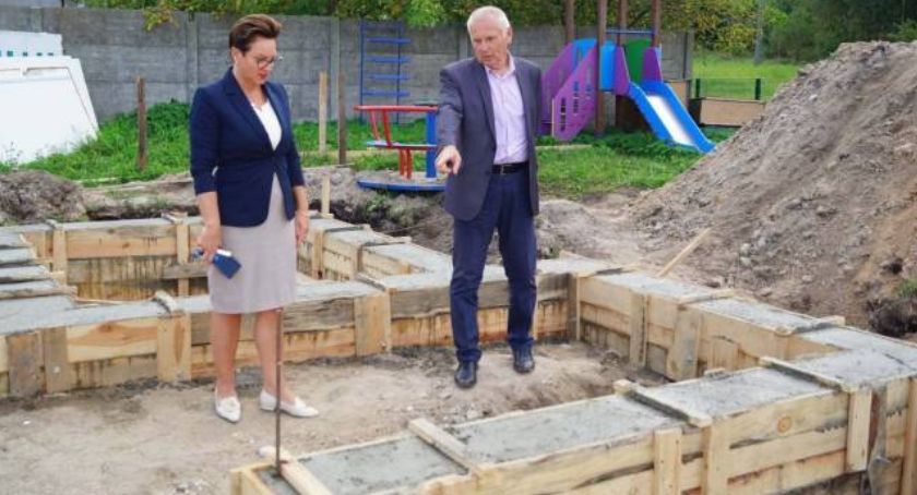 W gm. Brody. Świetlicy mury pną się do góry