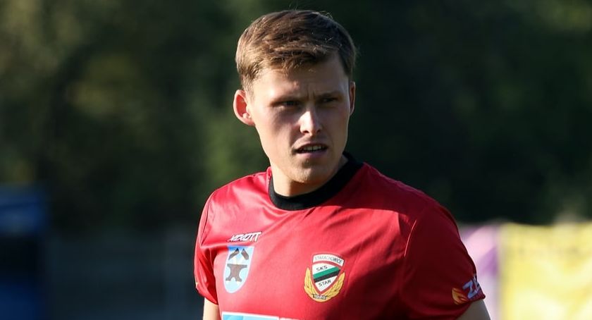 Pierwszy remis Staru w rundzie jesiennej. Ligowe łupy podzielone